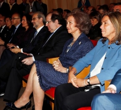 Doña Sofía en la primera fila de asientos durante el Simposio, acompañada de la ministra de Sanidad, Servicios Sociales e Igualdad, Ana Mato y el pres